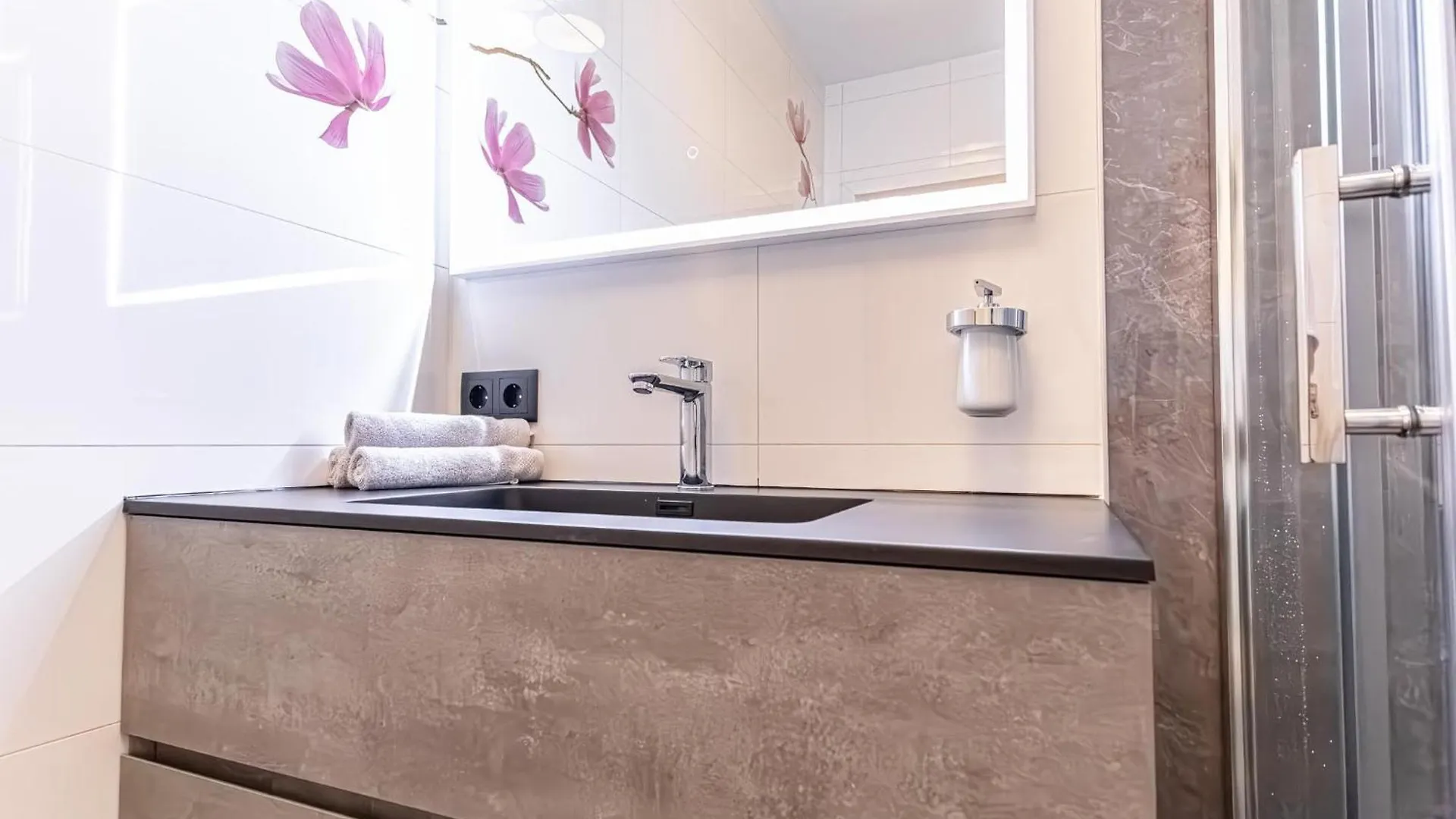 Chic 1Br And 1Lr Apt In Central Vienna 0*,
